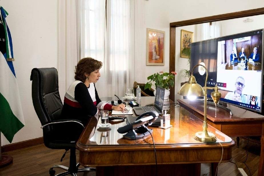 La gobernadora en teleconferencia con el ministro de Transporte de la Nación. Fuente: (Twitter)