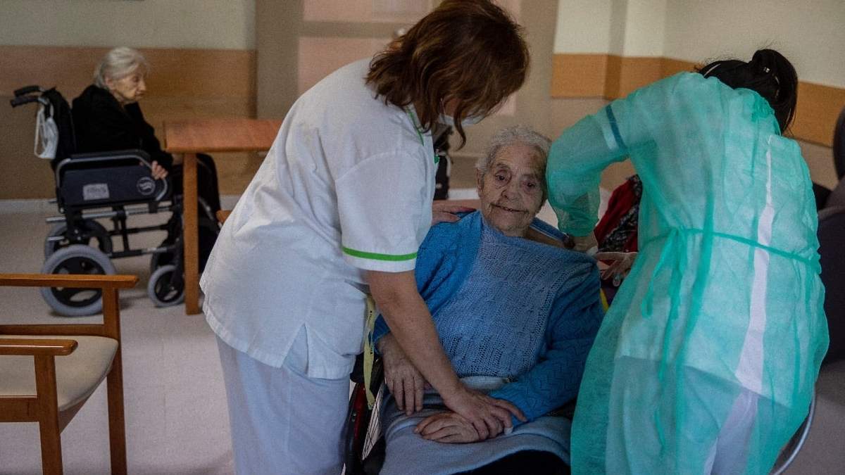 Una enfermera administra la vacuna de coronavirus de Pfizer-BioNTech a una residente del hogar de ancianos