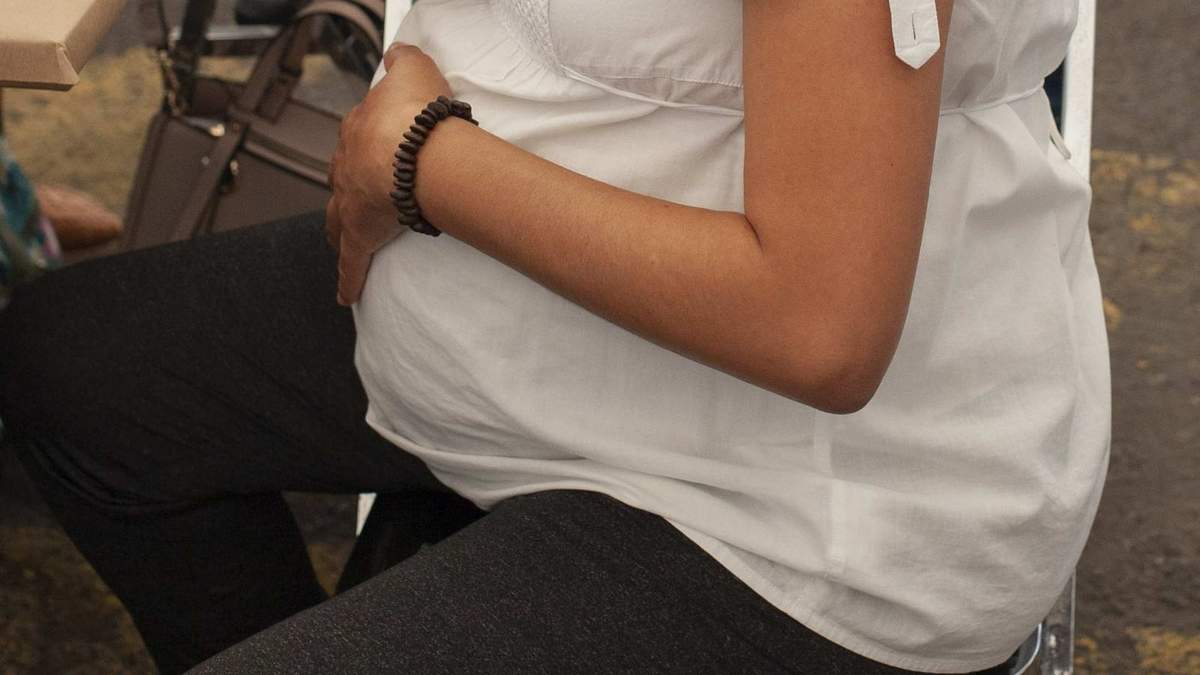 Una mujer embarazada