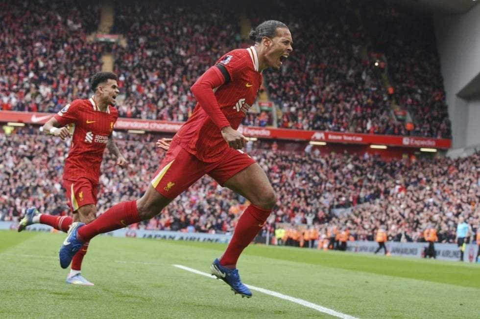 Virgil van Dijk del Liverpool celebra tras anotar el gol de la victoria ante el West Ham en la Liga Premier el domingo 13 de abril del 2025.