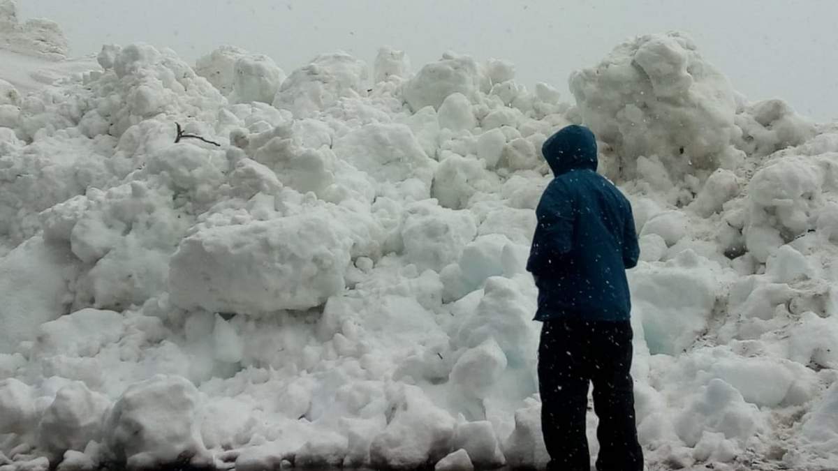 En determinados lugares, la acumulación de nieve caída superó los dos metros. Fuente: (Twitter).