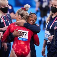 Simone Biles volverá para competir en la final de barra de equilibrio
