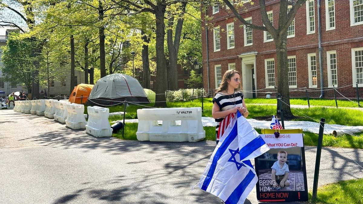 Rotem Spiegler, exalumna de la Universidad de Harvard, cerca del acampado erigido por manifestantes propalestinos