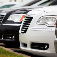 Los autos 0 kilómetros repuntaron sus ventas en marzo, pero siguen en desventaja contra los usados