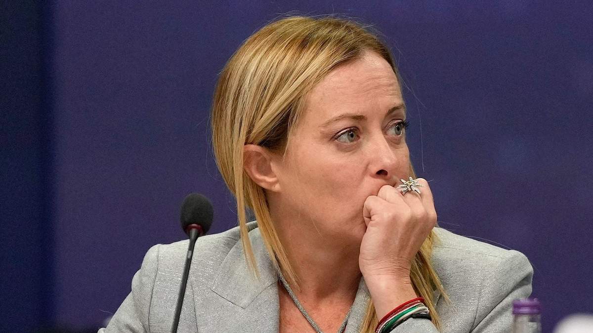 La primera ministra italiana Giorgia Meloni escucha durante una sesión plenaria de la Cumbre sobre Seguridad de la Inteligencia Artificial