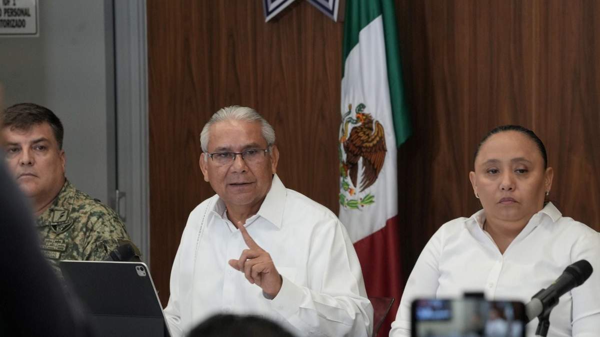 Raciel López Salazar (centro)