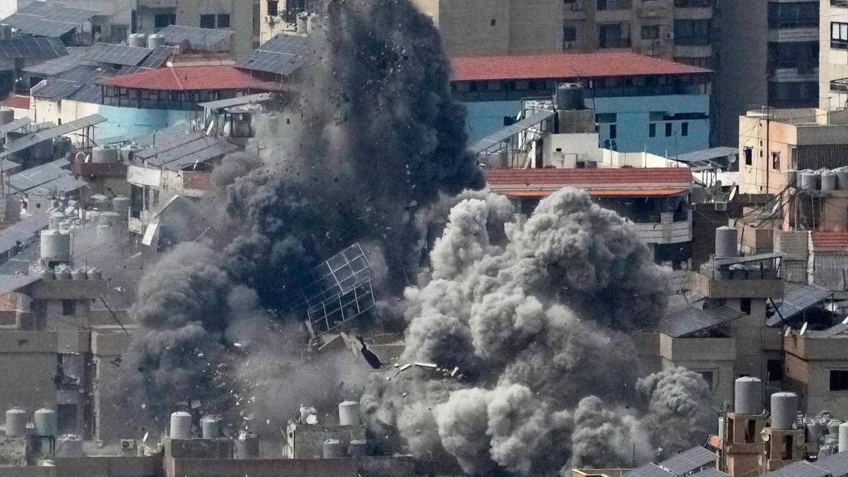 El humo se eleva tras un ataque aéreo israelí en Dahiyeh, en los suburbios del sur de Beirut, Líbano