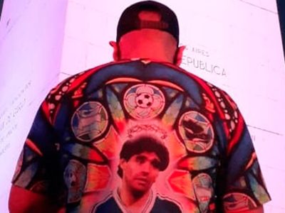 "Simplemente gracias D10S": multitudinario adiós a Diego Maradona en el Obelisco