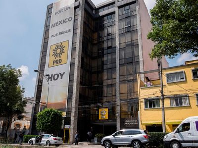PRD: Su abultada deuda lo enmaraña