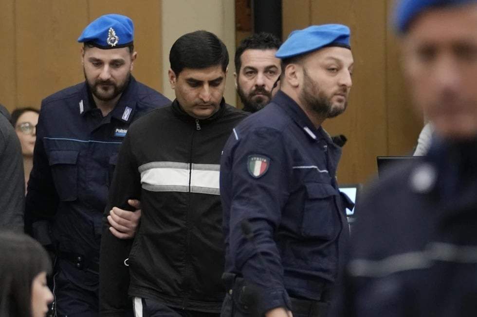 Nomanoulaq llega a una audiencia del juicio por el presunto asesinato de su primo, Saman Abbas, nacido en Pakistán, en el juzgado de Reggio Emilia, en el norte de Italia, el 10 de febrero de 2023.