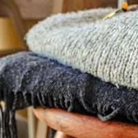 No la descartes: eliminá las bolitas que se forman en tu ropa y déjala como nueva con un simple truco