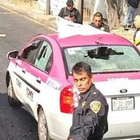 Motociclistas se emparejan a taxi sobre Periférico y asesinan a sus ocupantes en Iztapalapa