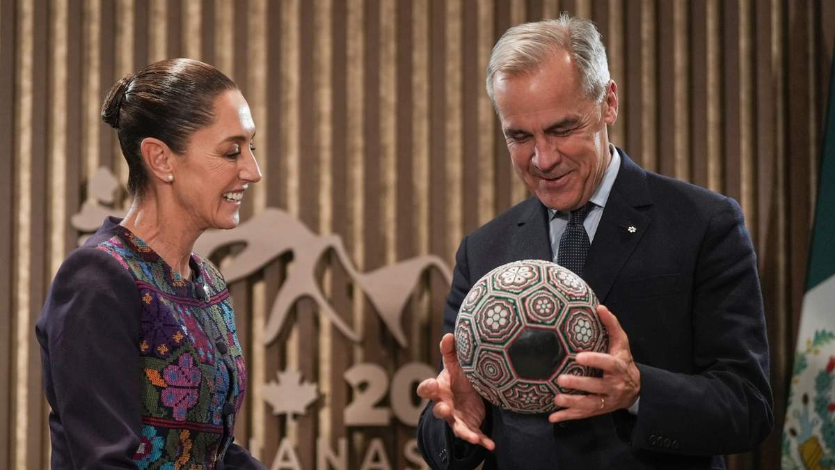 Sheinbaum obsequió a Carney un balón de futbol hecho por indígenas