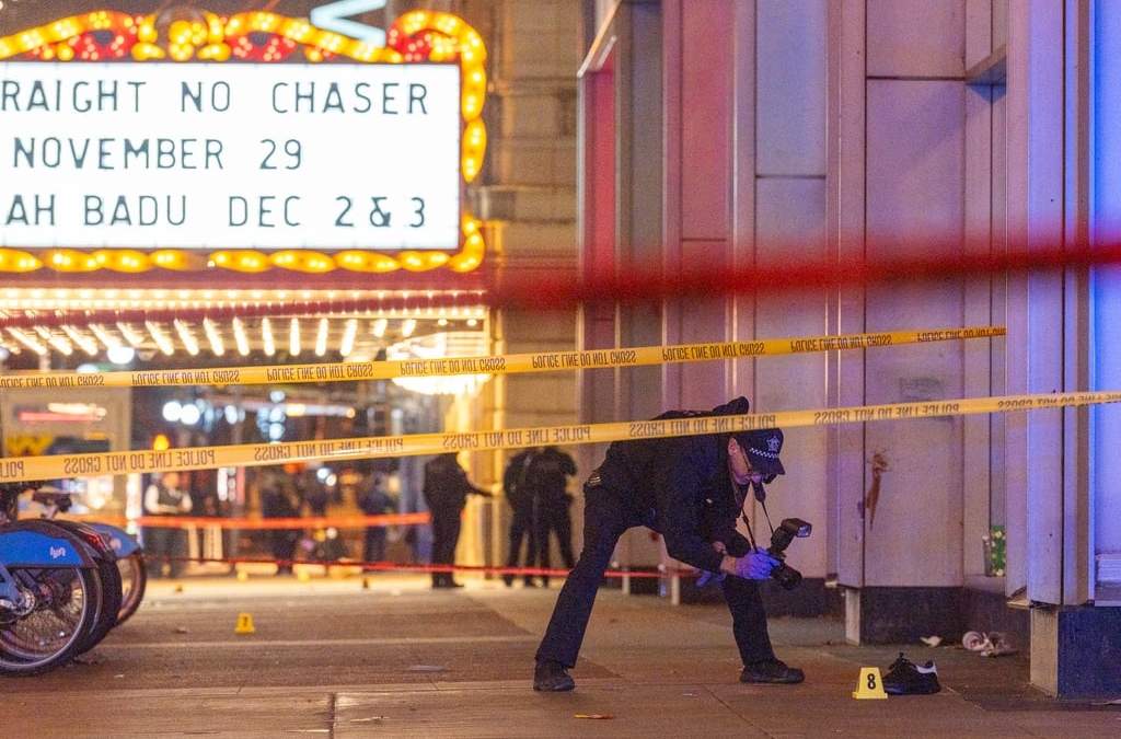 La policía de Chicago investiga la escena de un tiroteo fuera del Teatro Chicago en The Loop, el viernes 21 de noviembre de 2025
