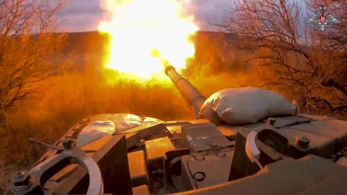 En esta imagen publicada por el Ministerio ruso de Defensa el 19 de marzo de 2024, un tanque ruso dispara contra tropas ucranianas desde una posición cercana a la frontera con Ucrania en la región rusa de Belgorod