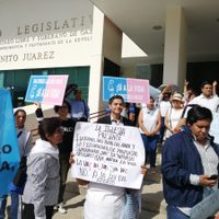 Avanza despenalización del aborto en Oaxaca; con rezos, grupos religiosos protestan en el Congreso