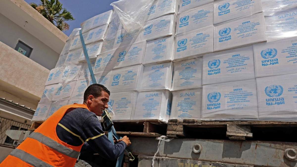 Ayuda humanitaria de la ONU espera a las afueras de Gaza por los controles fronterizos. Fuente: (Twitter)