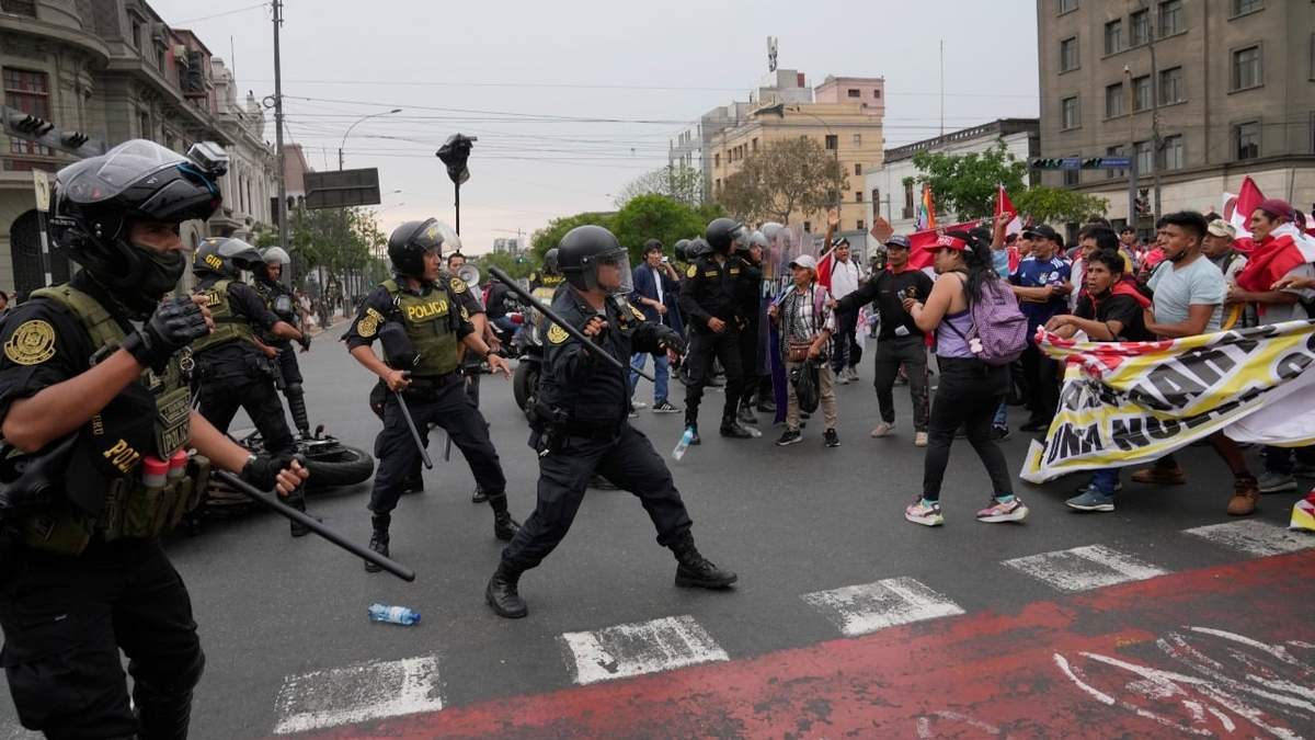 Choque de manifestantes con policías en Perú
