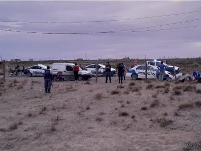 La policía desactivó una toma de terrenos en Centenario: familias intentaron ocupar parcelas cerca de la Ruta del Petróleo