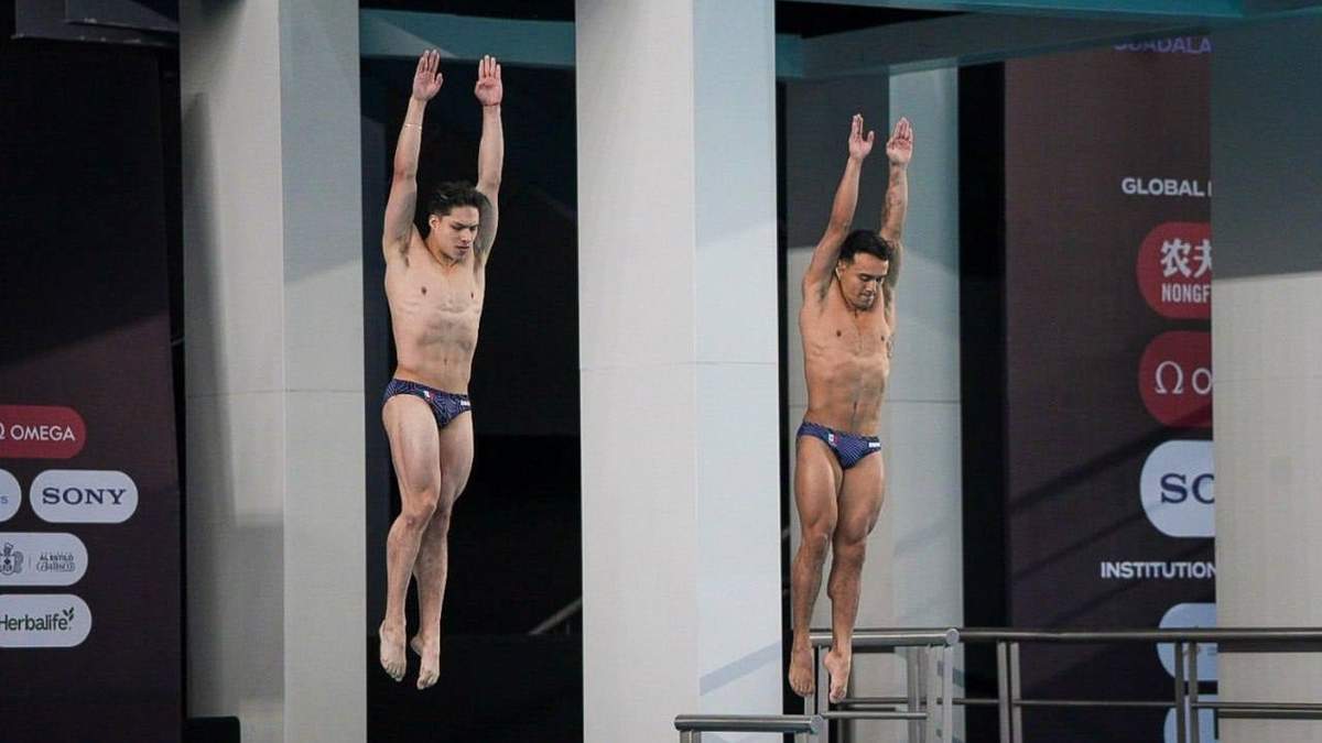 Los medallistas olímpicos de plata Osmar Olvera y Juan Manuel Celaya