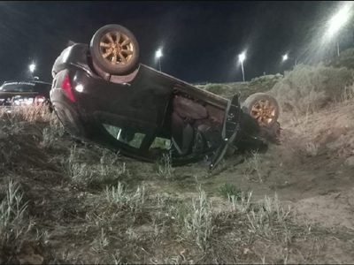 Un vehículo volcó en la ruta 7 de Neuquén por un desperfecto mecánico en una de sus ruedas