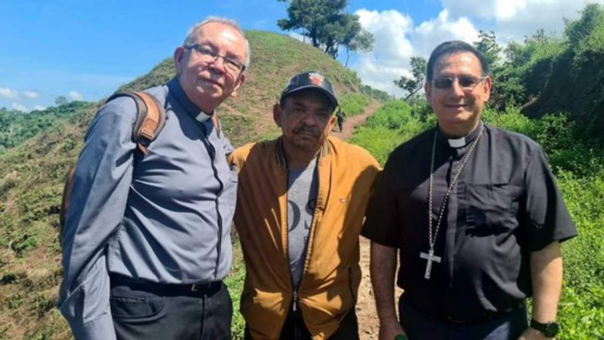 Luis Manuel Díaz, en el centro, es dejado en libertad por la guerrilla colombiana del ELN el 9 de noviembre de 2023