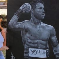 "Canelo" compra pintura de joven que recaudaba fondos para ir a la universidad