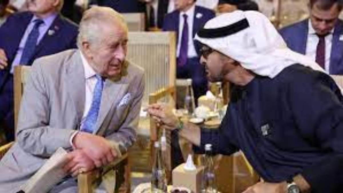 El rey Carlos III del Reino Unido y  Mohamed Bin Salman, príncipe heredero de Arabia Saudita, en la XXVIII Cumbre del Clima de la ONU que se celebra en Dubai (Emiratos Árabes Unidos)