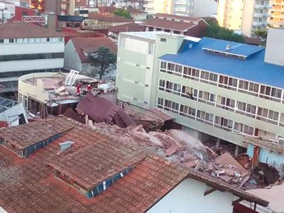 Se derrumbó un hotel de diez pisos en Villa Gesell y buscan personas entre los escombros
