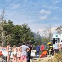 Incidente vial en Villa La Angostura: rescataron a una conductora atrapada en un choque sobre Ruta 40