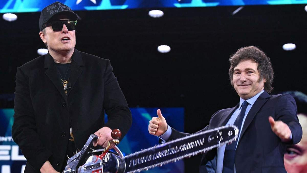 Musk presume motosierra que le regaló Milei
