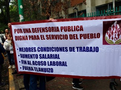 Trabajadores de la Defensoría Pública de la CDMX cierran oficinas y exigen la renuncia del director