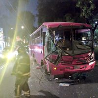 Choca autobús en Miguel Ángel de Quevedo en Coyoacán; reportan siete lesionados