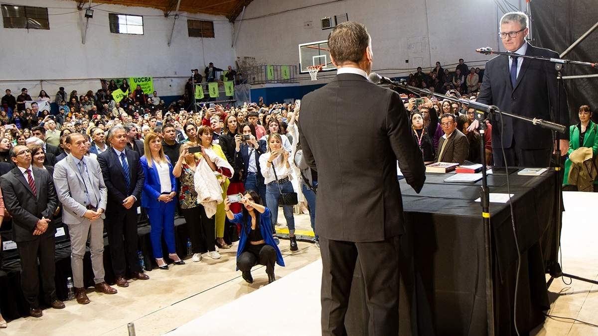 Acto de asunción en Plaza Huincul. Fuente: (X)