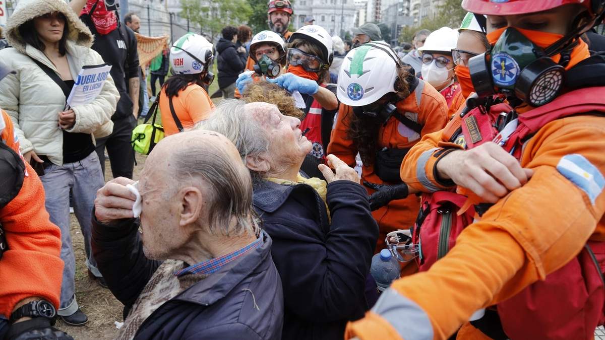 Nuevos incidentes entre jubilados y policías se registraban esta tarde en la manifestación realizada frente al Congreso