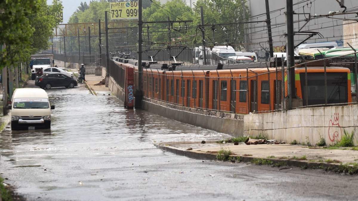En las inmediaciones de la estación Santa Marta de la Línea A del Metro continuaban algunos encharcamientos por las lluvias