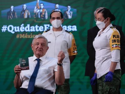 “No duele y nos protege”: el presidente de México recibe la vacuna en vivo
