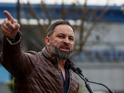 El partido ultraderechista español Vox cruzó a López Obrador: "Abrazan a tiranos"