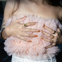 Descubrí el Nail Art que arrasa: así podés llevar las uñas metálicas con una manicura elegante y versátil