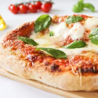 Pizza exprés: sin levadura ni prender el horno, prepará esta rica receta que es un 10 para la cena