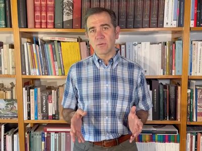 En su mensaje de despedida, Lorenzo Córdova llama a resistir "embates" contra el INE