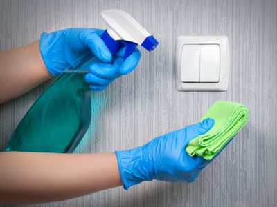 El secreto de las abuelas para dejar los interruptores de luz como nuevos en menos de 5 minutos