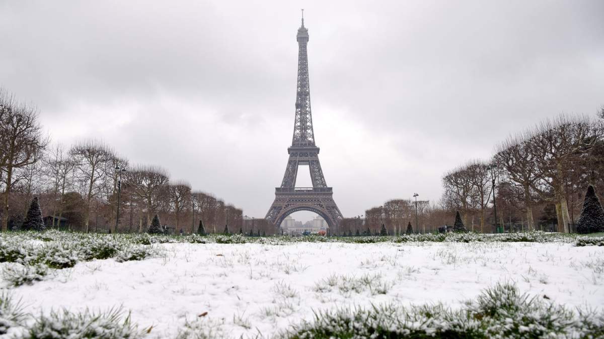 La emblemática Torre Eiffel en medio del toque de queda y el confinamiento social. Fuente: (Twitter)