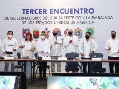 Ken Salazar firma acuerdo en favor del desarrollo sostenible de las selvas de México
