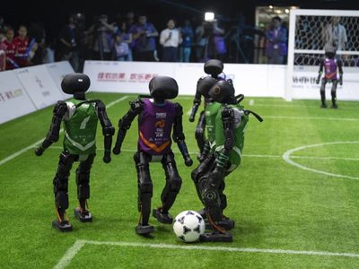 China celebra el primer torneo de futbol de robots humanoides con inteligencia artificial (Video)