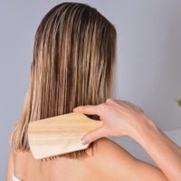 No uses más la planchita: la fórmula mágica para alisar tu cabello en casa sin gastar un peso