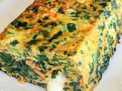 Probá este budín proteico de zanahoria y espinaca: una cena rápida para comer verduras sin aburrirte