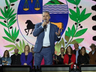 La Cancillería saludó a Yamandú Orsi por su triunfo en las elecciones de Uruguay