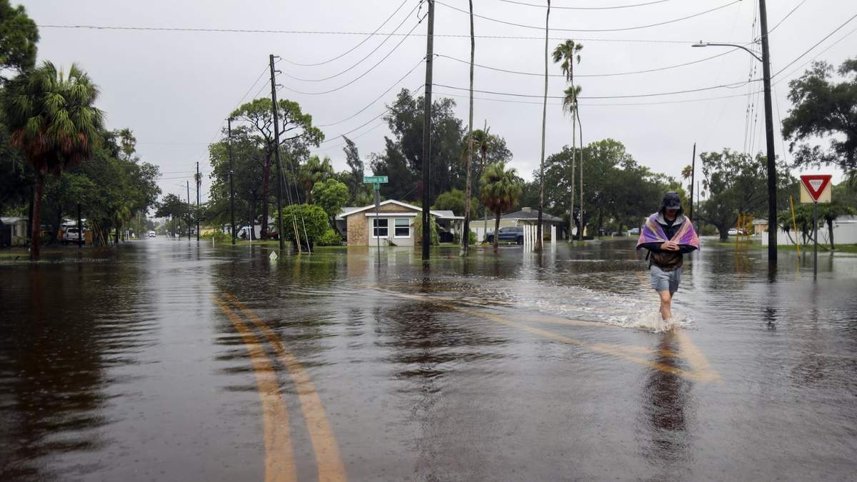 Calles inundadas en el vecindario Shore Acres de St. Petersburg, Florida