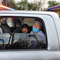 Sacan en ambulancia a candidata del PRI detenida por protestar contra obra vial en Juárez